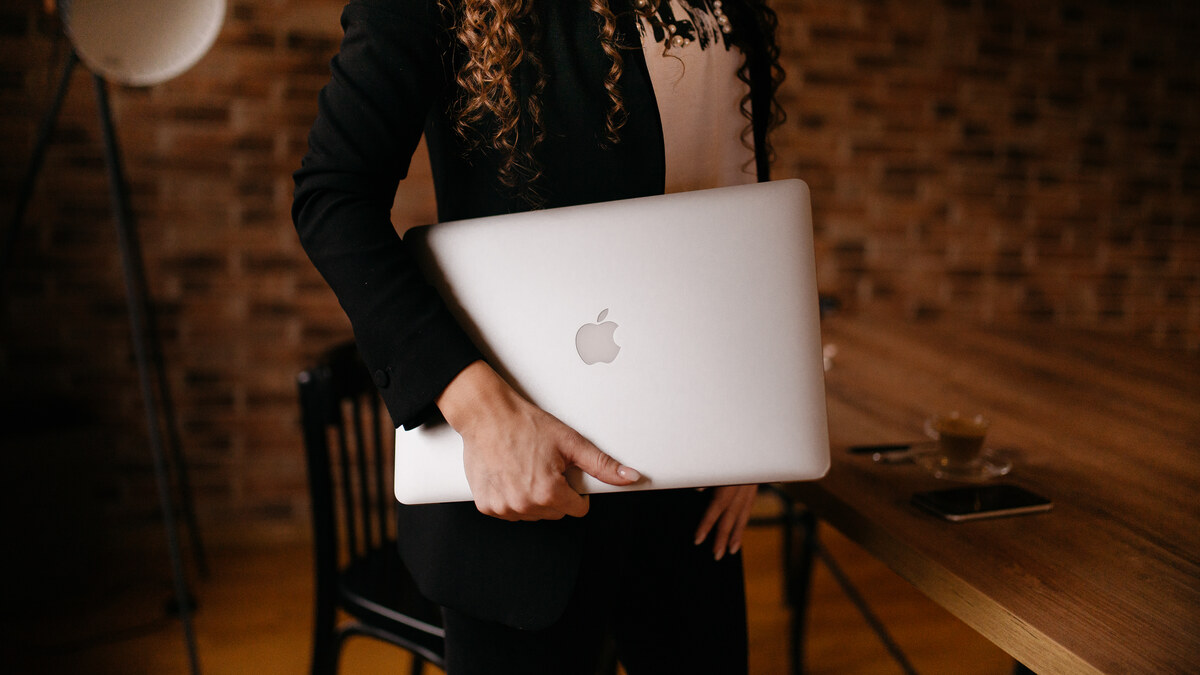 Personne travaillant sur ordinateur pour évaluer un business en ligne FormanovaDigital