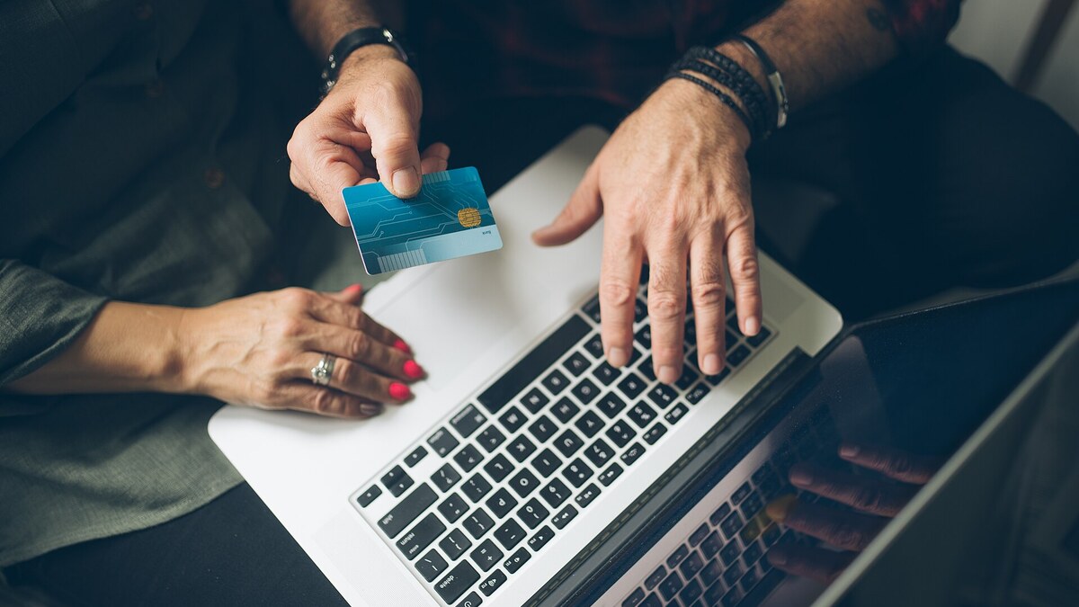 Couple consultant un espace client financier en ligne pour suivre un dossier Crédit Foncier