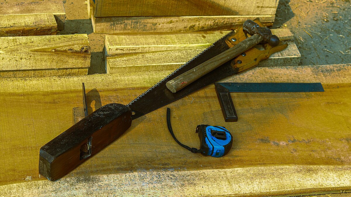 Outils de bricolage sur un établi pour illustrer une formation MaFormationBrico