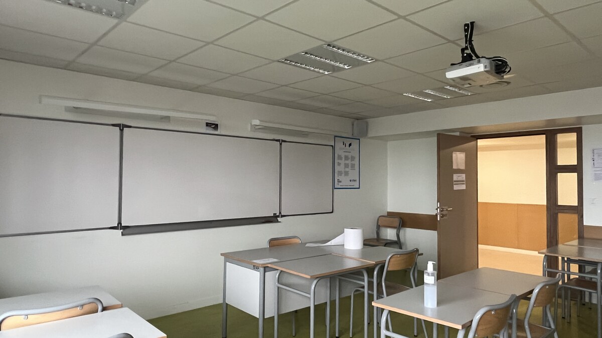 Salle de classe illustrant le salaire d’un professeur agrégé et la rémunération des enseignants