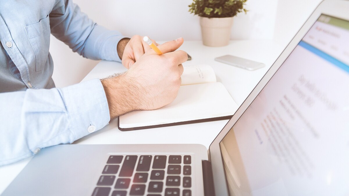 Salarié consultant ses documents de paie et son espace numérique sur ordinateur portable