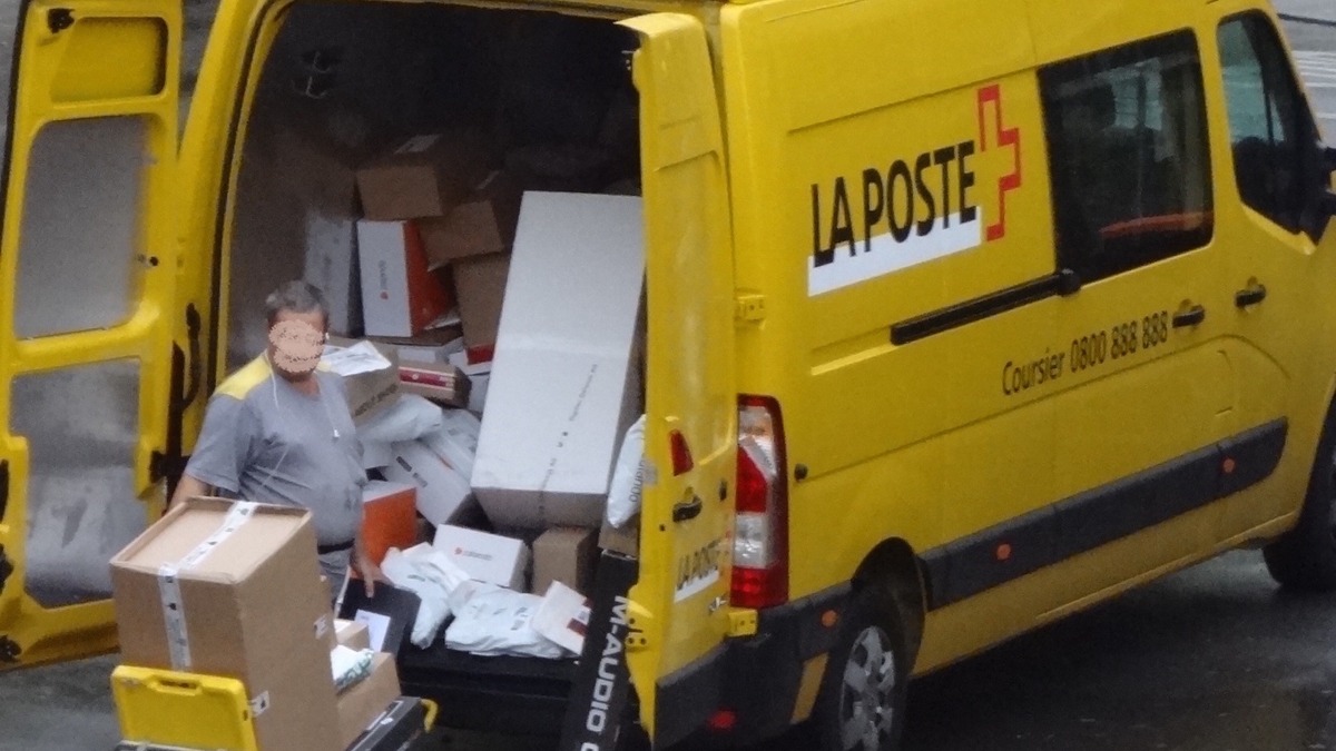 CSE Chronopost : colis en traitement dans un environnement postal, illustration éditoriale