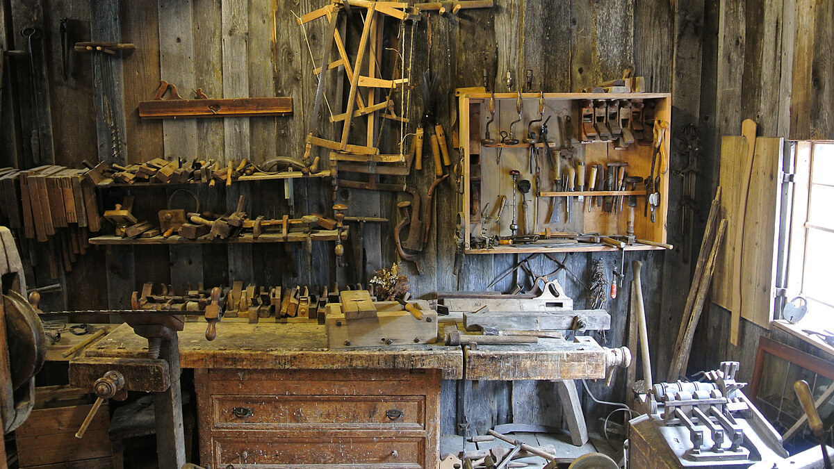 Atelier de menuiserie avec outils et établi pour une formation InstitutDuBricolage