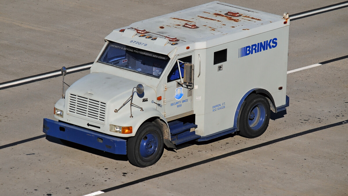 Camion blindé de transport de fonds pour illustrer le salaire d’un convoyeur de fonds